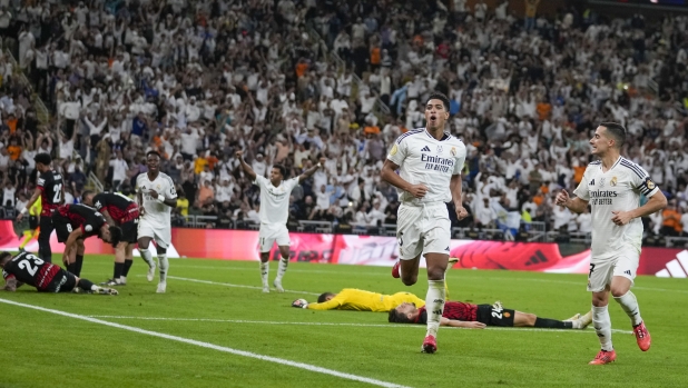 Real Madrid's Jude Bellingham, centre right, celebrates after scoring his side's opening goal during the Spanish Super Cup semifinal soccer match between Real Madrid and Mallorca at the King Abdullah Stadium in Jeddah, Saudi Arabia, Thursday, Jan. 9, 2025. (AP Photo/Altaf Qadri)