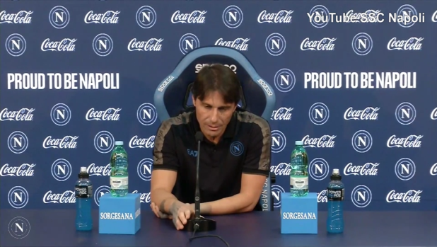 Antonio Conte durante la conferenza stampa alla vigilia di Napoli-Verona