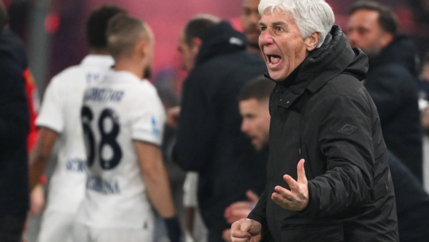 Atalanta's Italian coach Gian Piero Gasperini reacts during the Italian Serie A football match between Atalanta and Napoli at Gewiss stadium in Bergamo on January 18, 2025. (Photo by Alberto PIZZOLI / AFP)