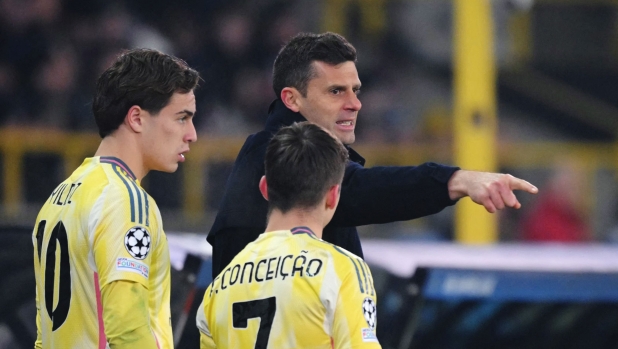 Juventus' Brazilian coach Thiago Motta (R) gestures flanked by his players entering to substitute Juventus' Turkish forward #10 Kenan Yildiz (L) and Juventus' Portuguese forward #07 Francisco Conceicao (C)  during the UEFA Champions League, league phase matchday 7, football match between Club Brugge KV and Juventus FC at the Jan Breydel Stadium in Bruges, on January 21, 2025. (Photo by NICOLAS TUCAT / AFP)