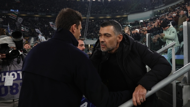 TURIN, ITALY - JANUARY 18:  Head coach of AC Milan Sergio Conceicao react with head coach of juventus Thiago Motta before the Serie A match between Juventus and AC Milan at  on January 18, 2025 in Turin, Italy. (Photo by Claudio Villa/AC Milan via Getty Images)