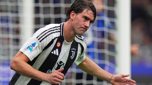 Juventus' Dusan Vlahovic celebrates after scoring  1-1   during  the Serie A soccer match between Inter and Juventus at the San Siro Stadium in Milan, North Italy - Sunday, October  27 , 2024. Sport - Soccer . (Photo by Spada/Lapresse)