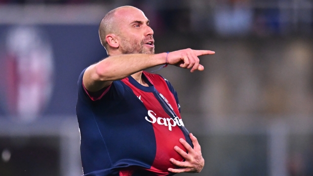 BOLOGNA, ITALY - FEBRUARY 01: Lorenzo De Silvestri of Bologna celebrates scoring his team's first goal during the Serie A match between Bologna and Como at Stadio Renato Dall'Ara on February 01, 2025 in Bologna, Italy. (Photo by Alessandro Sabattini/Getty Images)