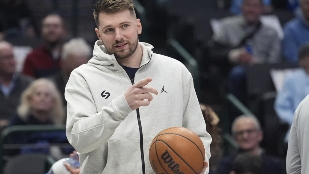 Injured Dallas Mavericks guard Luka Doncic holds the game ball in a time out during the first half of an NBA basketball game against the Minnesota Timberwolves Wednesday, Jan. 22, 2025, in Dallas. (AP Photo/LM Otero) 


Associated Press / LaPresse
Only italy and Spain