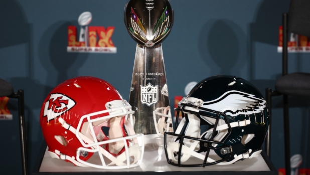 NEW ORLEANS, LOUISIANA - FEBRUARY 03: A Kansas City Chiefs helmet, the Vince Lombardi Trophy and a Philadelphia Eagles helmet are seen before the NFL Commissioner Roger Goodell's Super Bowl Press Conference ahead of Super Bowl LIX at Caesars Superdome on February 03, 2025 in New Orleans, Louisiana.   Chris Graythen/Getty Images/AFP (Photo by Chris Graythen / GETTY IMAGES NORTH AMERICA / Getty Images via AFP)