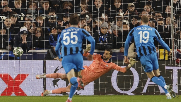 Brugge's Gustaf Nilsson, right, scores the second goal from penalty position against Atalanta, during the Champions League playoff first leg soccer match between Club Brugge and Atalanta at the Jan Breydel Stadium in Bruges, Belgium, Wednesday, Feb. 12, 2025. (AP Photo/Geert Vanden Wijngaert)    Associated Press / LaPrresse Only italy and Spain