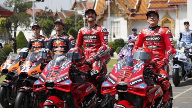 epa11883989 Spanish MotoGP rider Pedro Acosta (L) of Red Bull KTM Factory Racing, Italian MotoGP rider Enea Bastianini (2-L) of Red Bull KTM Tech3, Italian MotoGP rider Francesco Bagnaia (2-R) of Ducati Lenovo Team, and Spanish MotoGP rider Marc Marquez (R) of Ducati Lenovo Team sit on their bikes for a photoshoot during the MotoGP 2025 Launch event at Wat Benchamabophit, also known as the Marble Temple in Bangkok, Thailand, 09 February 2025. The MotoGP 2025 season launch event is set to promote the start of the Motorcycling Grand Prix 2025, in which Thailand will host the 2025 season opening race from 28 February to 02 March.  EPA/RUNGROJ YONGRIT