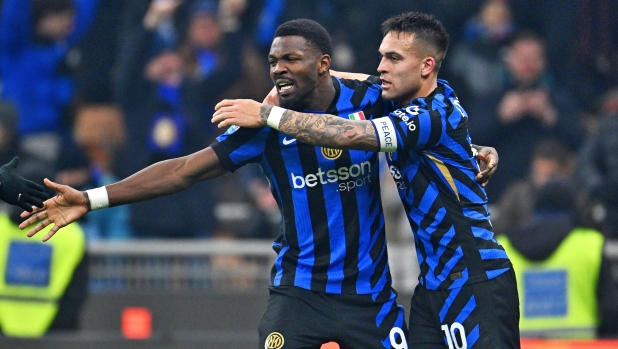 MILAN, ITALY - JANUARY 15: Lautaro Martinez of FC Internazionale celebrates with Marcus Thuram after scoring their team's second goal during the Serie match between Inter and Bologna at Stadio Giuseppe Meazza on January 15, 2025 in Milan, Italy. (Photo by Mattia Ozbot - Inter/Inter via Getty Images)