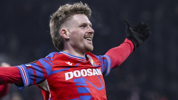 epa11911364 Pavel Sulc of Plzen celebrates after scoring his team's third goal during the UEFA Europa League playoff second leg soccer match between Viktoria Plzen and Ferencvarosi TC at the Doosan Arena in Plzen, Czech Republic, 20 February 2025.  EPA/Zsolt Czegledi HUNGARY OUT