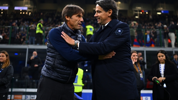 MILAN, ITALY - NOVEMBER 10: Head Coach of Napoli Antonio Conte and Head Coach of FC Internazionale Simone Inzaghi are seen during the Serie A match between FC Internazionale and Napoli at Stadio Giuseppe Meazza on November 10, 2024 in Milan, Italy. (Photo by Mattia Ozbot - Inter/Inter via Getty Images)