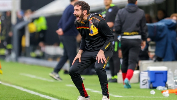 Catanzaro's head coach Fabio Caserta gestures during the Serie B soccer match between Spezia and Catanzaro at the Alberto Picco Stadium in La Spezia, Italy - Sunday, February 23, 2025. Sport - Soccer . (Photo by Tano Pecoraro/Lapresse)