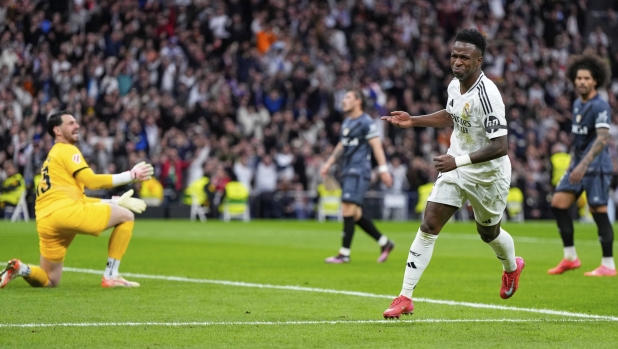 Real Madrid's Vinicius Junior celebrates after scoring his side's second goal during the Spanish La Liga soccer match between Real Madrid and Rayo Vallecano at the Santiago Bernabeu stadium in Madrid, Spain, Sunday, March 9, 2025. (AP Photo/Manu Fernandez)