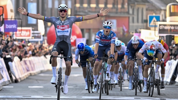 Ename Samyn Classic 2025 - 57th Edition - Quaregnon - Dourr 199km - 04/03/2025 - Mathieu Van Der Poel (NED - Alpecin - Deceuninck) - Paul Magnier (FRA - Soudal Quick-Step) - photo Tim van Wichelen/CV/SprintCyclingAgency?2025