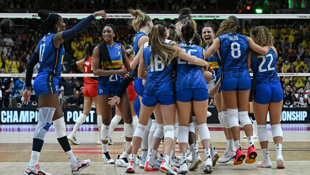 Team Italy celebrate victory against Turkey at the end of the final match of the 2025 Women's Volleyball World Championships in Bangkok on September 7, 2025. (Photo by Lillian SUWANRUMPHA / AFP)