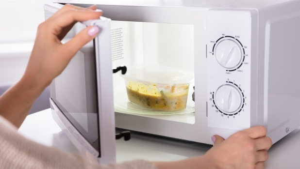 Forno a microonde: "Non rende i cibi meno sani". Parola dell'ISS