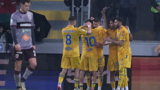 La manita del Venezia, il tris del Monza, ma il Frosinone vince e resta primo. Squillo Bari a Cesena