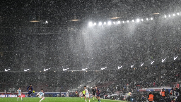 Il nuovo Camp Nou fa acqua da tutte le parti: spettatori bagnati nonostante le coperture