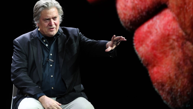 Steve Bannon: "Non volete gli agenti Ice alle Olimpiadi? Fuck You Italia"