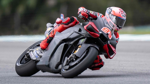 MotoGP, primi test in Malesia: Marc Marquez subito davanti. Brutta caduta per Quartararo