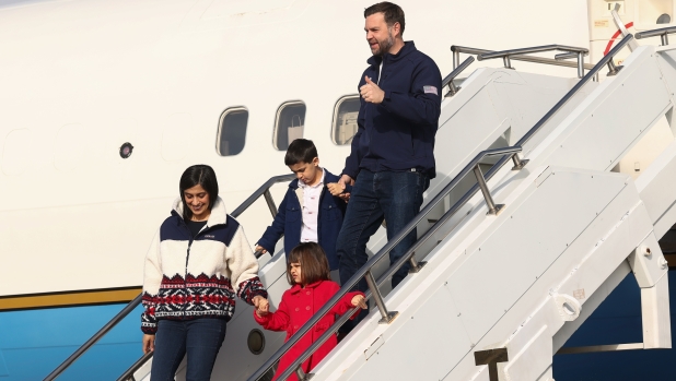 Trecento addetti alla sicurezza, 11 aerei e tre cargo: Vance è atterrato a Malpensa... in compagnia