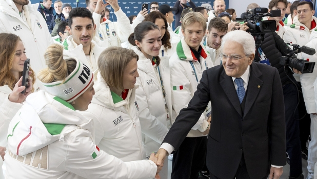 Mattarella al Villaggio Olimpico ringrazia gli azzurri: "Rendete onore al tricolore"