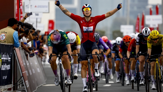 Uae Tour donne, tripletta di Lorena Wiebes. Ora salita per Longo Borghini