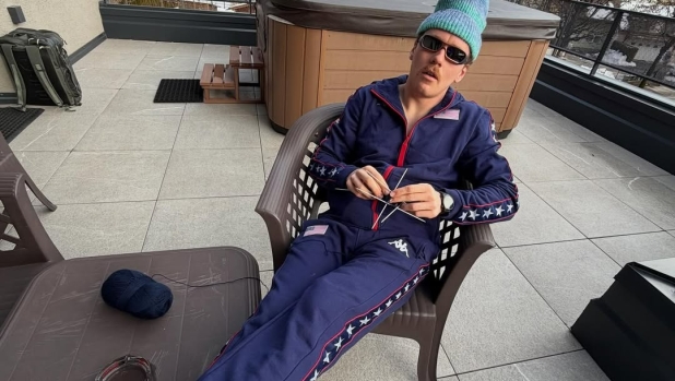 Caschi vietati, hockeisti voraci e il fondista che lavora a maglia: le curiosità dai Giochi