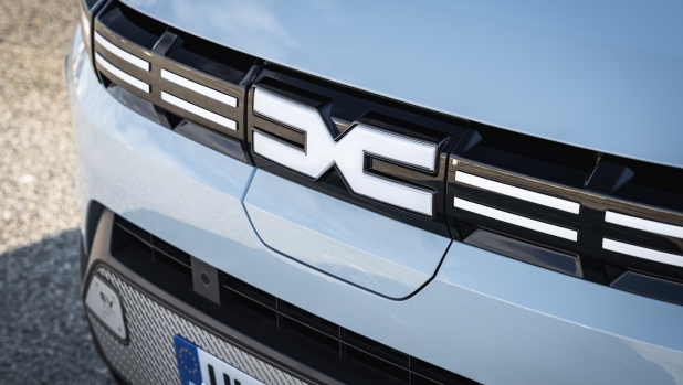 Dacia Evader, il crossover elettrico economico si svela: debutto e prezzo dell'erede della Spring