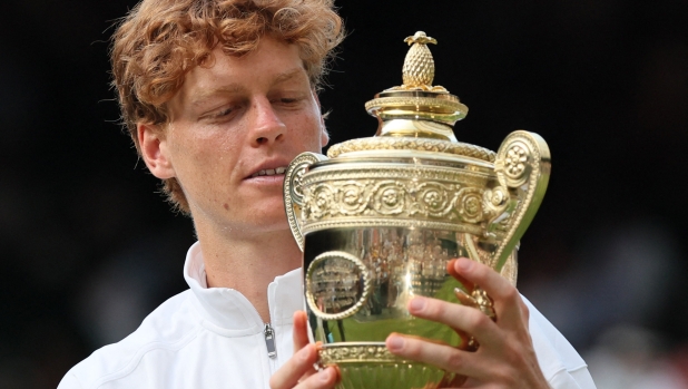 Sinner, la strada per la rinascita: un mese senza tornei, poi Wimbledon e nuove armi sull'erba
