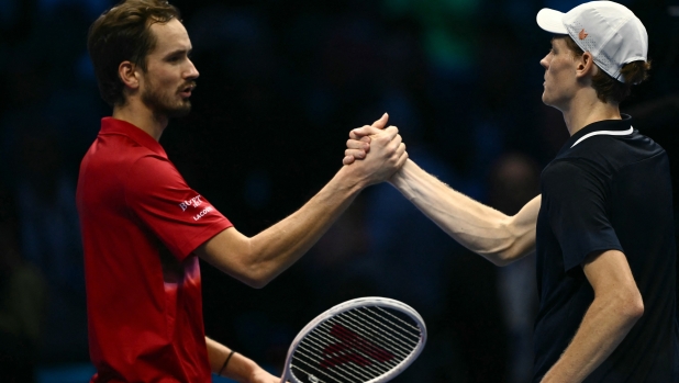 Da vittima sacrificale a bersaglio, con uno sbadiglio di mezzo: Sinner-Medvedev, opera buffa in 16 atti