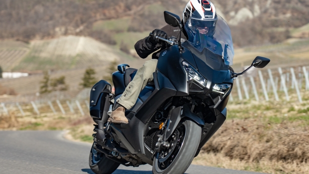 Yamaha TMax 560, 25 anni dopo rimane lo scooter sportivo di riferimento