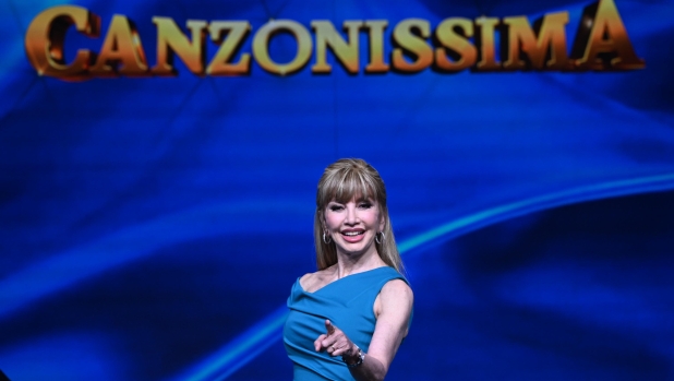 Canzonissima su Rai 1, le anticipazioni del 18 aprile: l'omaggio a Loretta Goggi