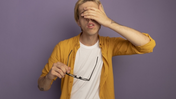 Mosche volanti nell'occhio: un sintomo che non va ignorato