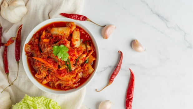 Mangiare kimchi potrebbe aiutare l'organismo a eliminare le nanoplastiche