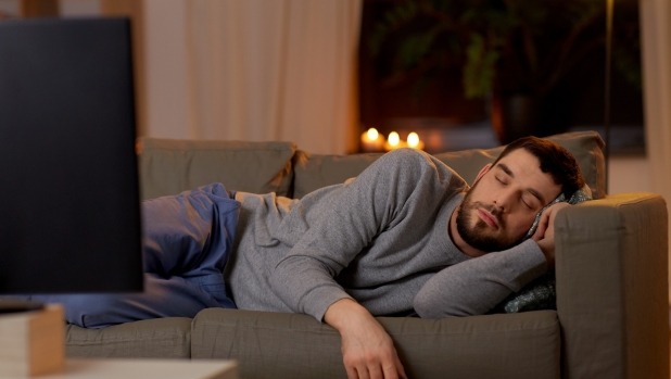 Perché ci appisoliamo sul divano ma poi facciamo fatica a dormire a letto? La risposta scientifica
