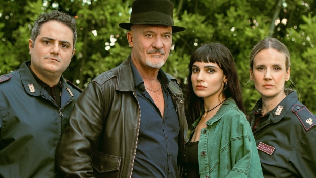 Uno sbirro in Appennino, su Rai 1 la fiction con Claudio Bisio: anticipazioni del 16 aprile