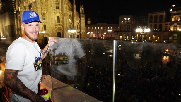 La festa in hotel, il dj, la torta. E poi giocatori in Piazza Duomo a far notte coi tifosi