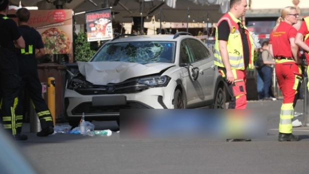 Lipsia, un'auto a tutta velocità travolge i passanti: 2 morti e almeno 20 feriti