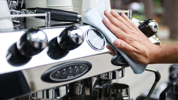 Batteri nella macchina del caffè? Ecco come comportarsi per evitare rischi