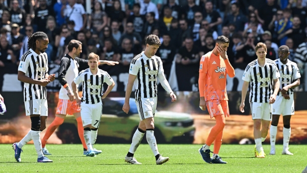 Prima il gelo, poi fischi: gli juventini non ci stanno, la contestazione non risparmia nessuno