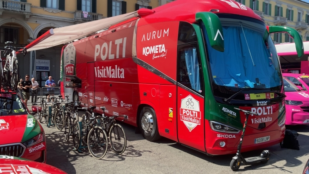 Giro d'Italia, come è fatto il bus del team Polti VisitMalta