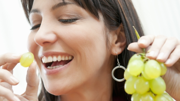 Mangiare uva ogni giorno può aiutare la pelle a difendersi dal sole
