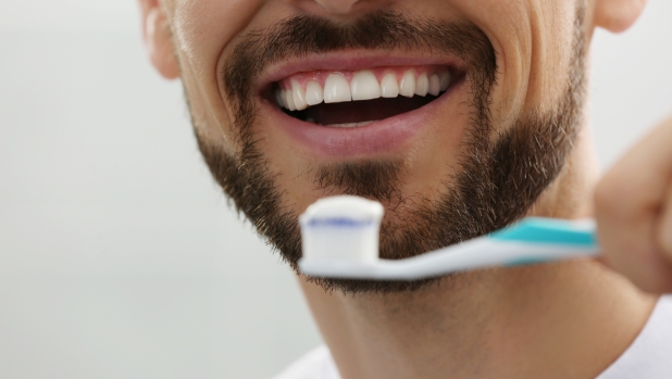 Fluoroprofilassi: quando serve, a chi è controindicata e come scegliere il dentifricio giusto