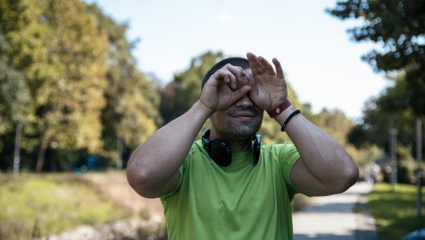 Occhi allergici e sport all’aria aperta: come proteggersi da pollini, smog e vento