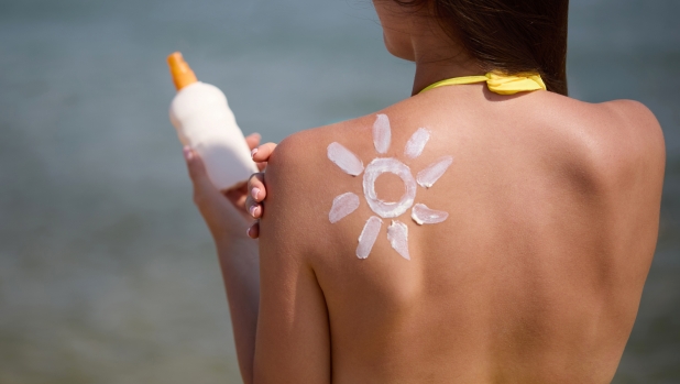 Al sole senza rischi con 10 semplici regole stabilite dai dermatologi