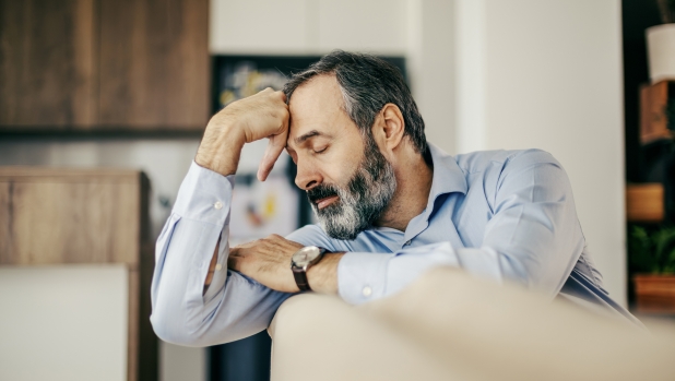 Ti senti più vecchio della tua età? Potrebbe costarti il sonno
