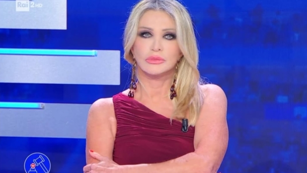 Paola Ferrari e le polemiche sul suo viso: "Ho avuto due tumori. Occhi strani? Ore di lavoro"