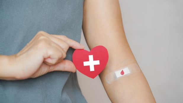 Donare il sangue: perché fa bene e i dubbi da risolvere tra tatuaggi e farmaci