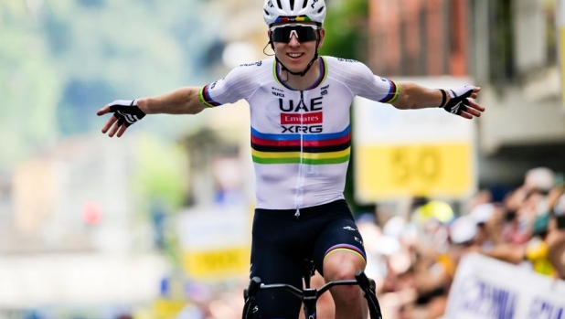 Giro di Svizzera, Pogacar torna a modo suo: assolo di 70 km, è subito leader