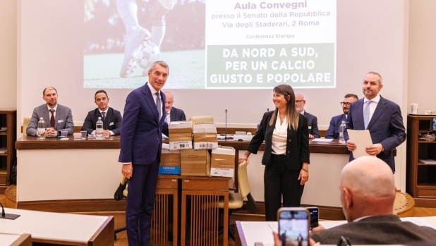 La petizione dei tifosi arriva al Senato: "Prezzi calmierati e no al calcio spezzatino"